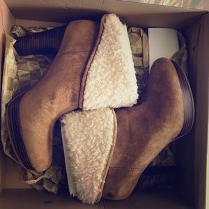 NEARLY NEW UGG 7 38 Dandylion Heeled Ankle Bootie